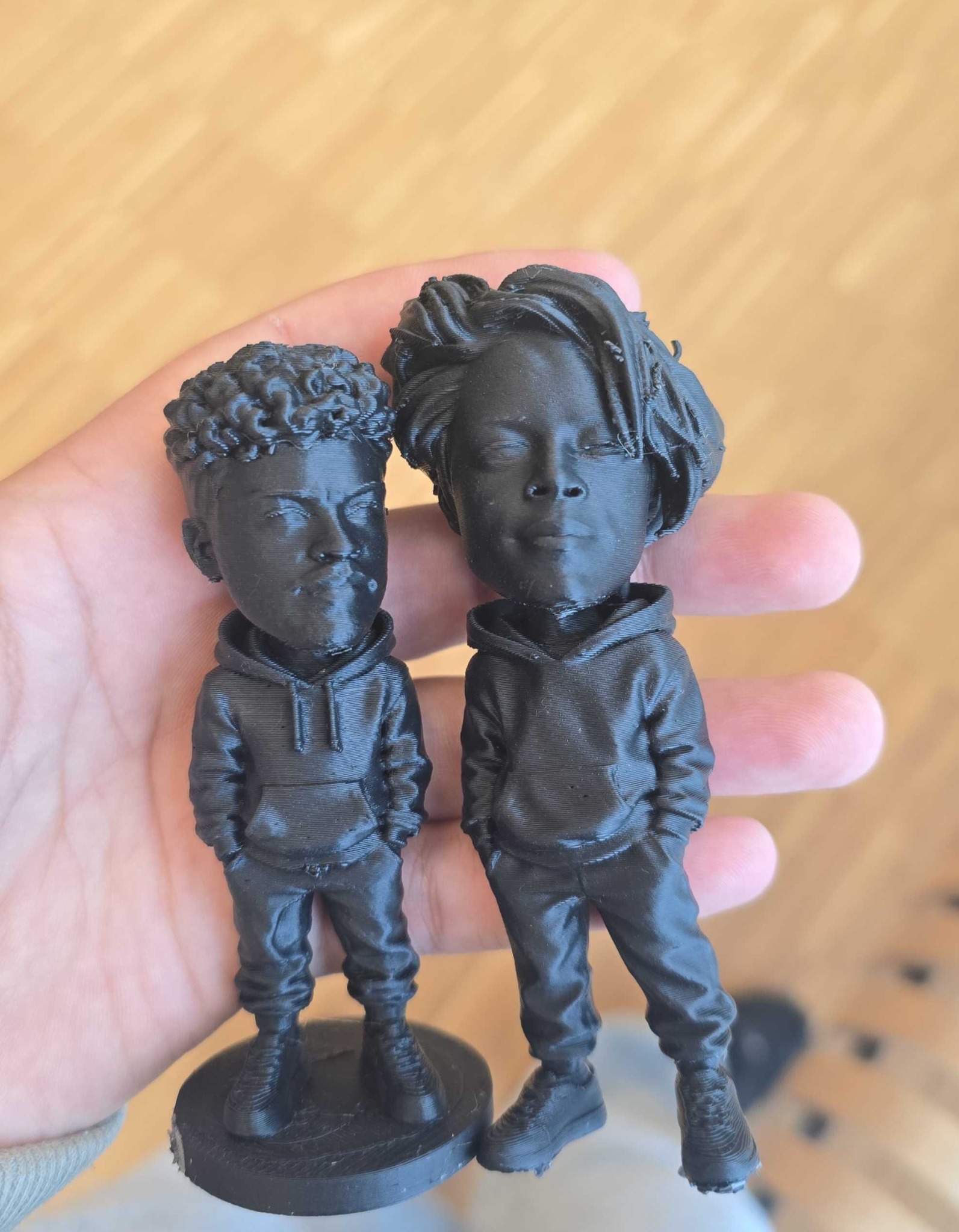 Två 3D-printade figurer framifrån